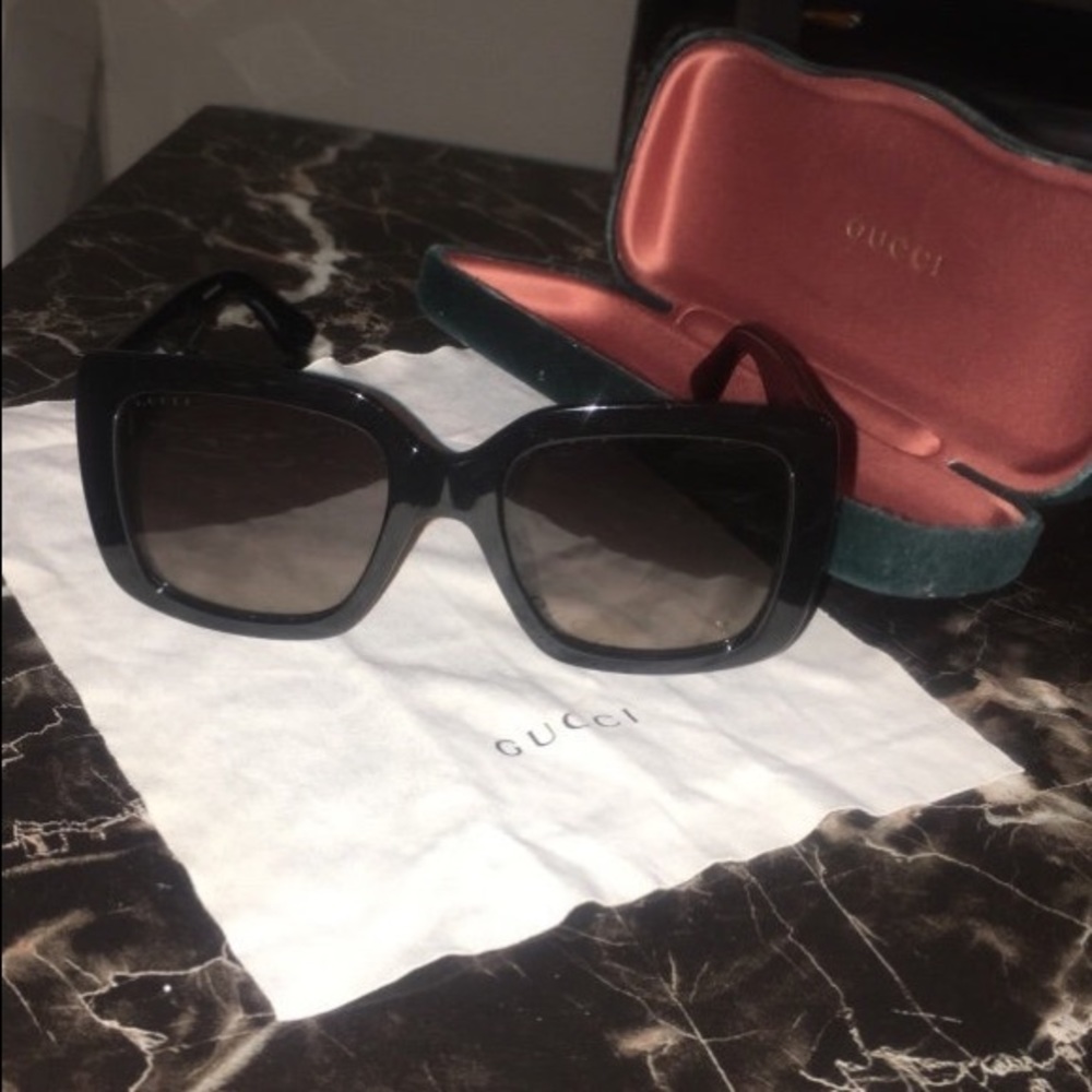 Black gucci sunglasses with clamshell case